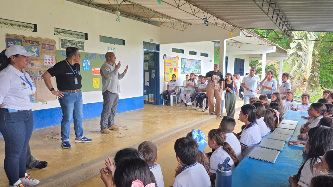 Diego Quintero en una charla con estudiantes de una escuela rural