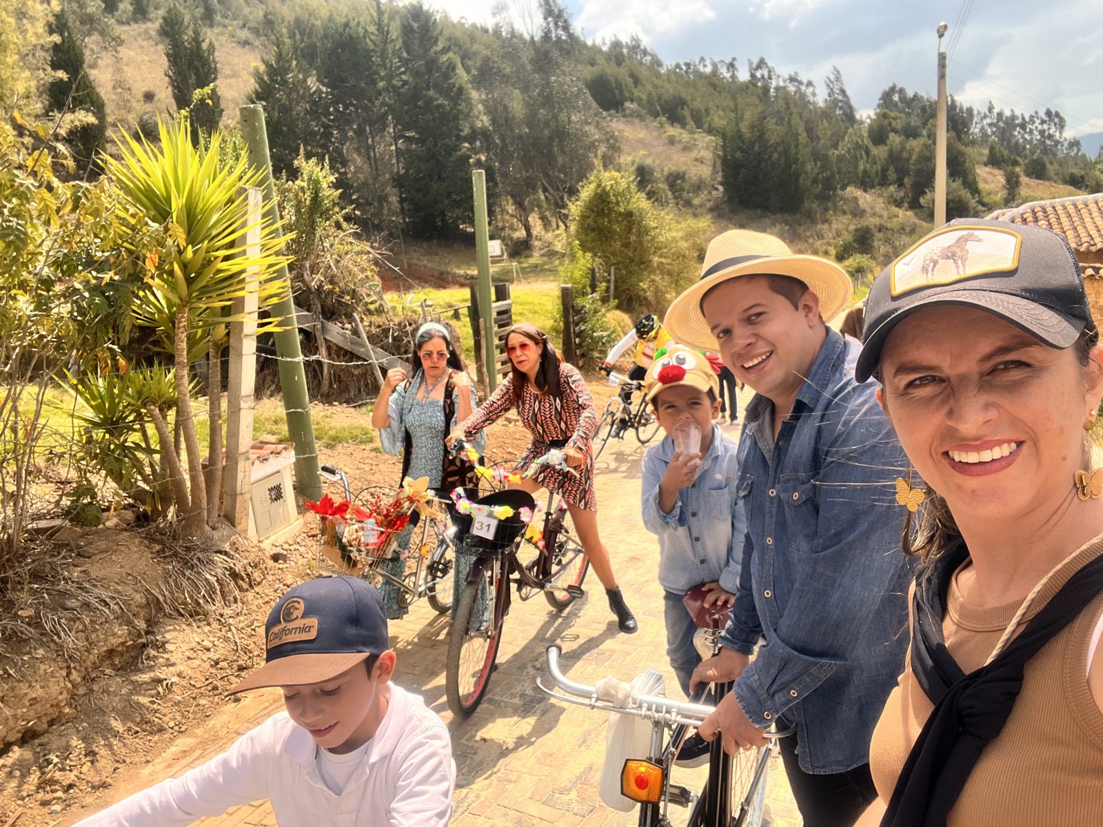 Diego Quintero con su familia en un paseo en bicicleta