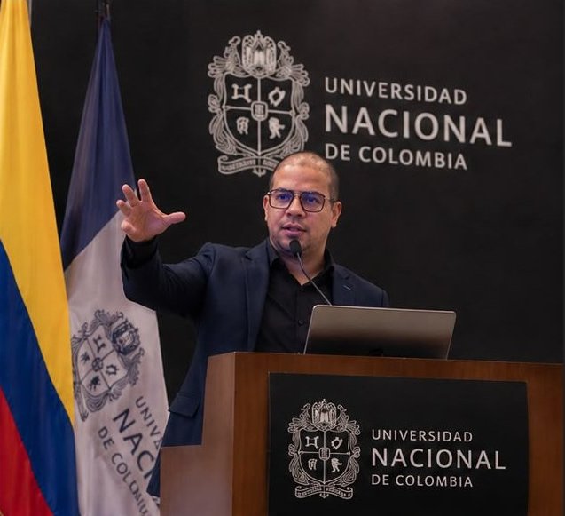 Diego Quintero exponiendo en la Universidad Nacional de Colombia