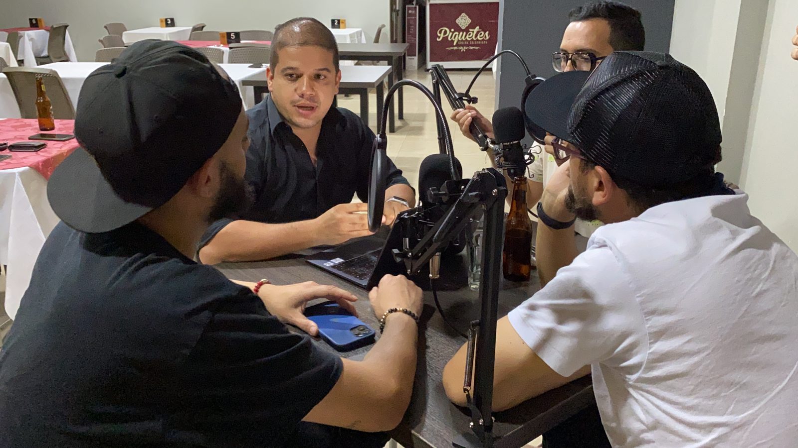 Diego Quintero grabando podcast en Casa Piquetes